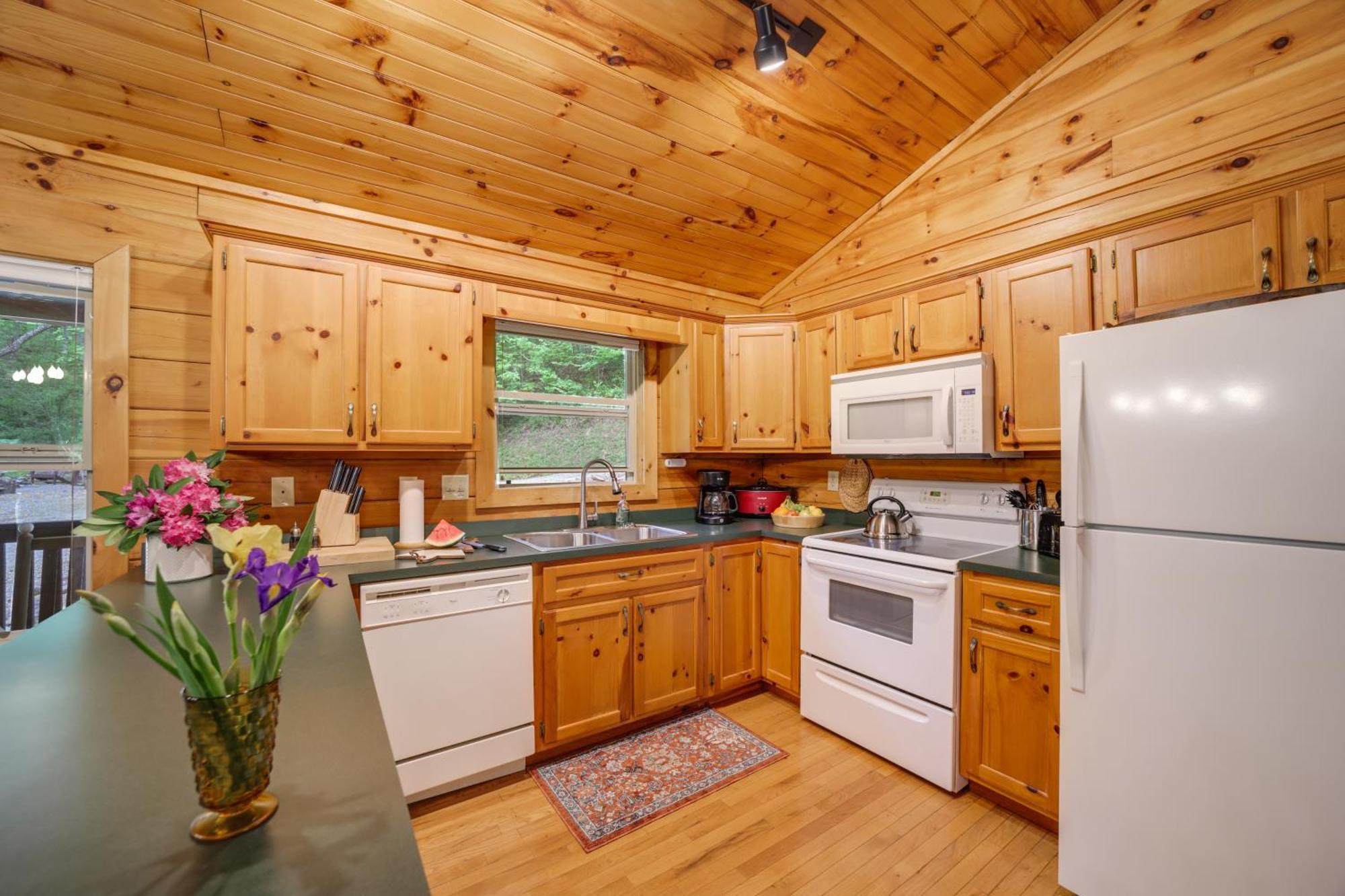 Peaceful Smoky Mountain Cabin With Deck And Fire Pit! Waynesville Exteriér fotografie