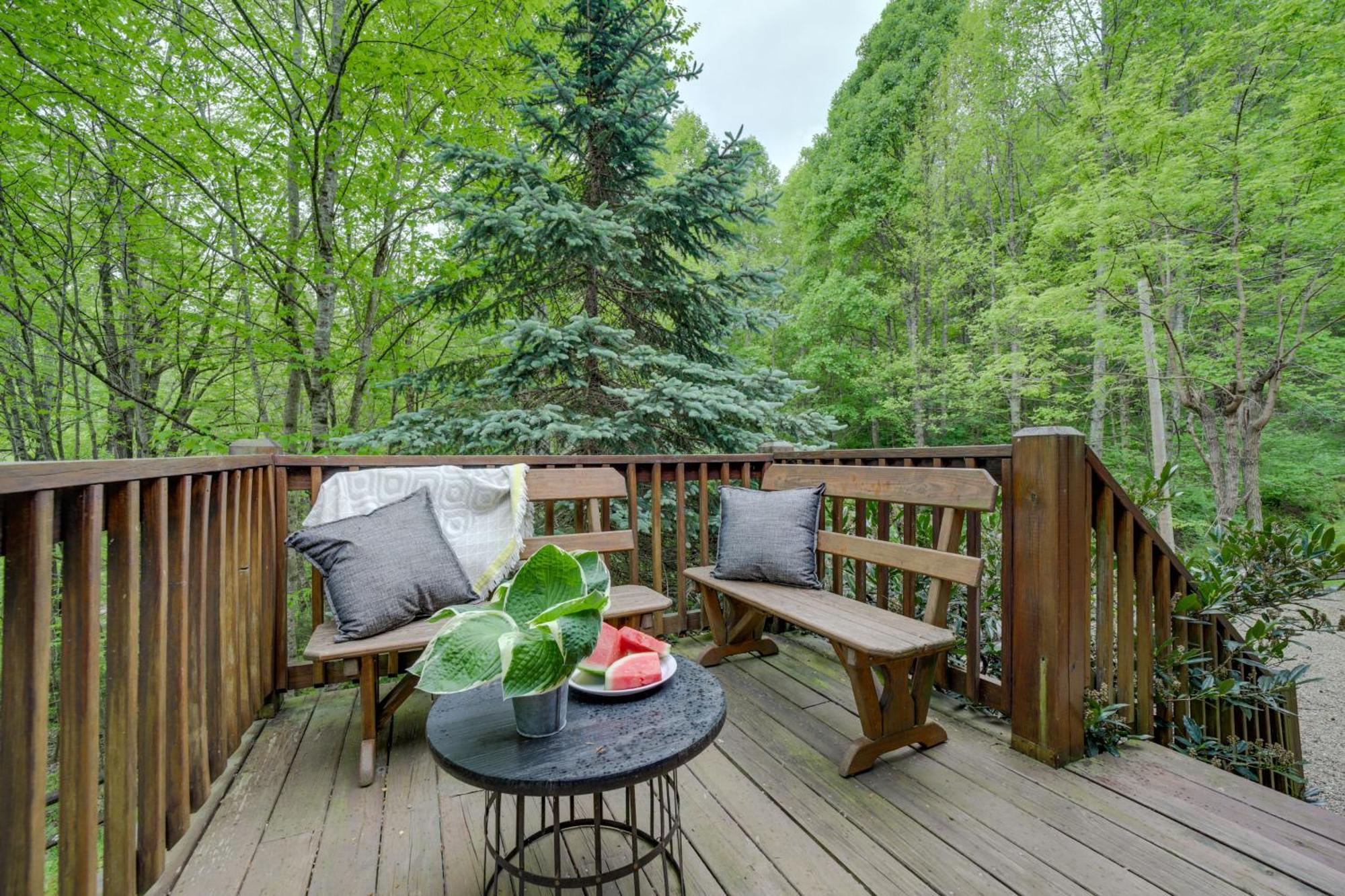 Peaceful Smoky Mountain Cabin With Deck And Fire Pit! Waynesville Exteriér fotografie