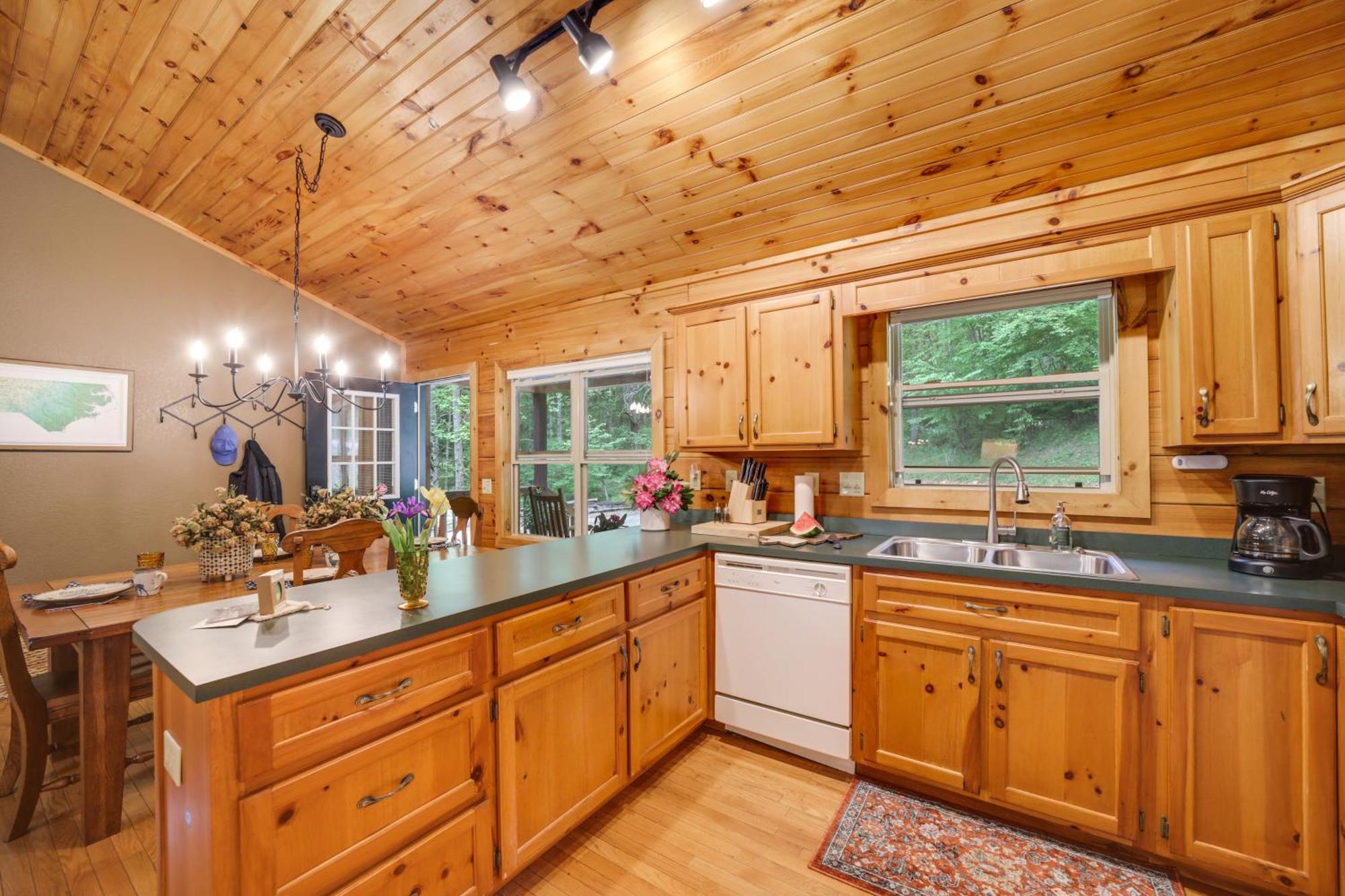 Peaceful Smoky Mountain Cabin With Deck And Fire Pit! Waynesville Exteriér fotografie
