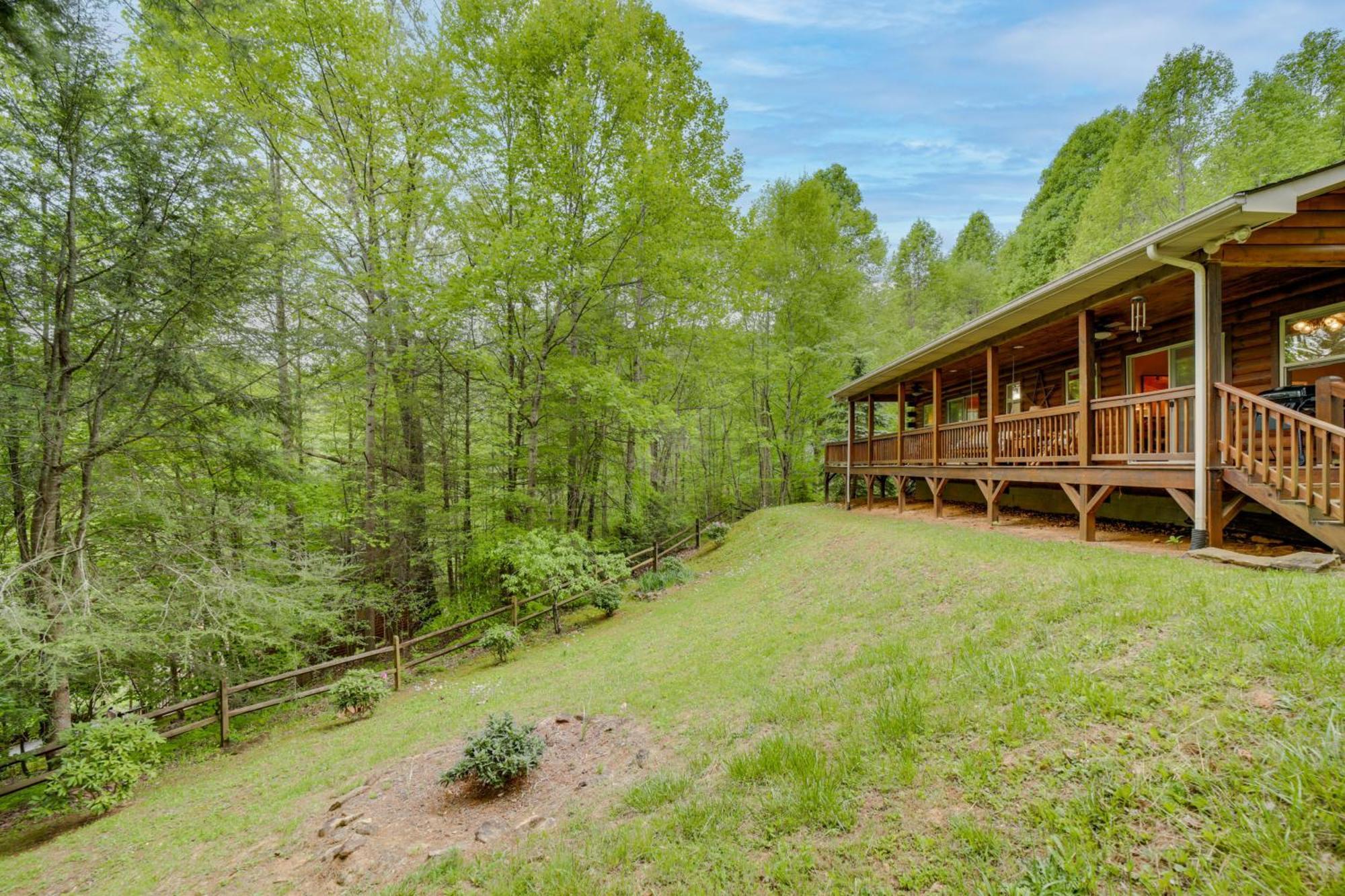 Peaceful Smoky Mountain Cabin With Deck And Fire Pit! Waynesville Exteriér fotografie