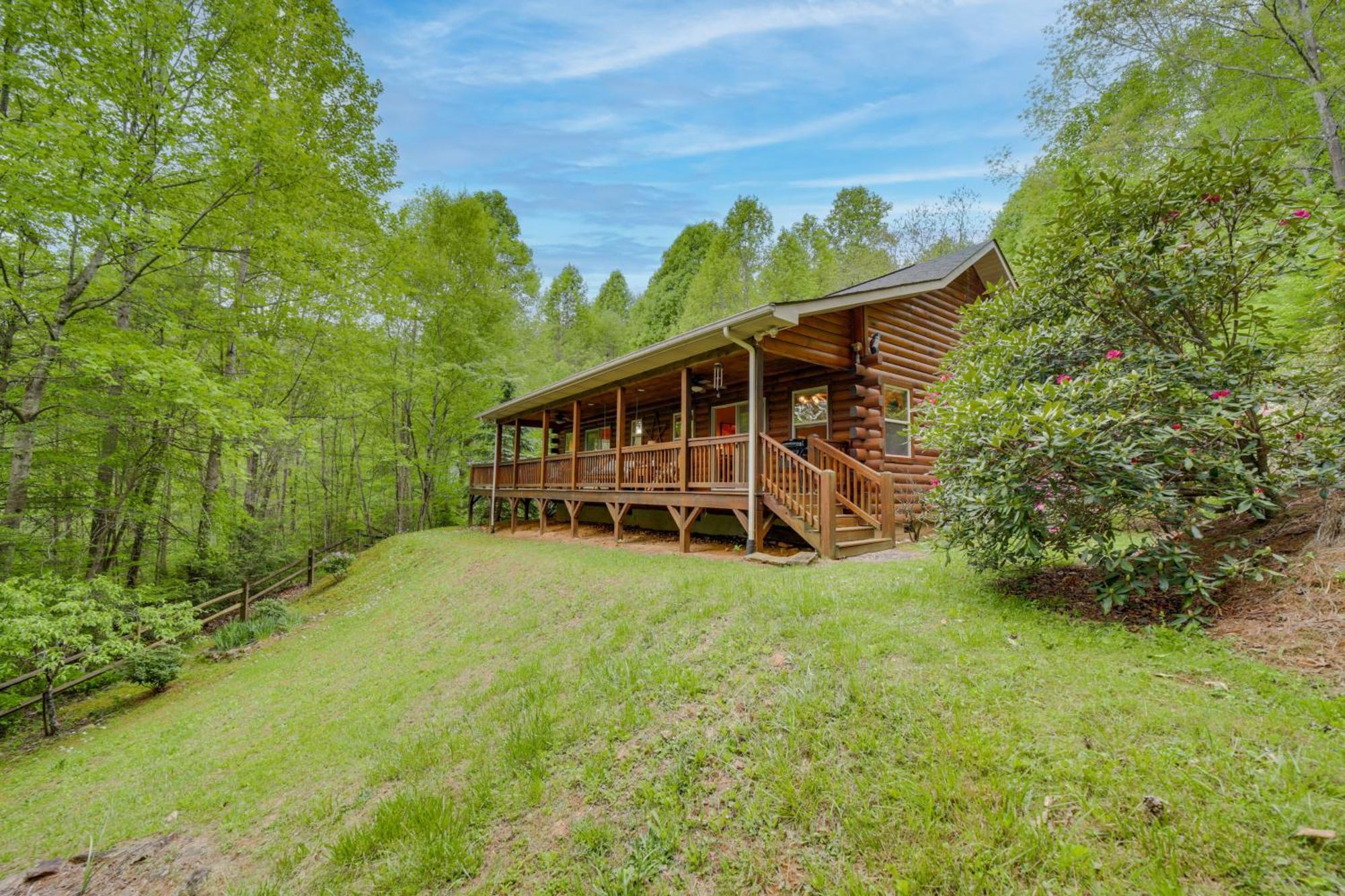 Peaceful Smoky Mountain Cabin With Deck And Fire Pit! Waynesville Exteriér fotografie