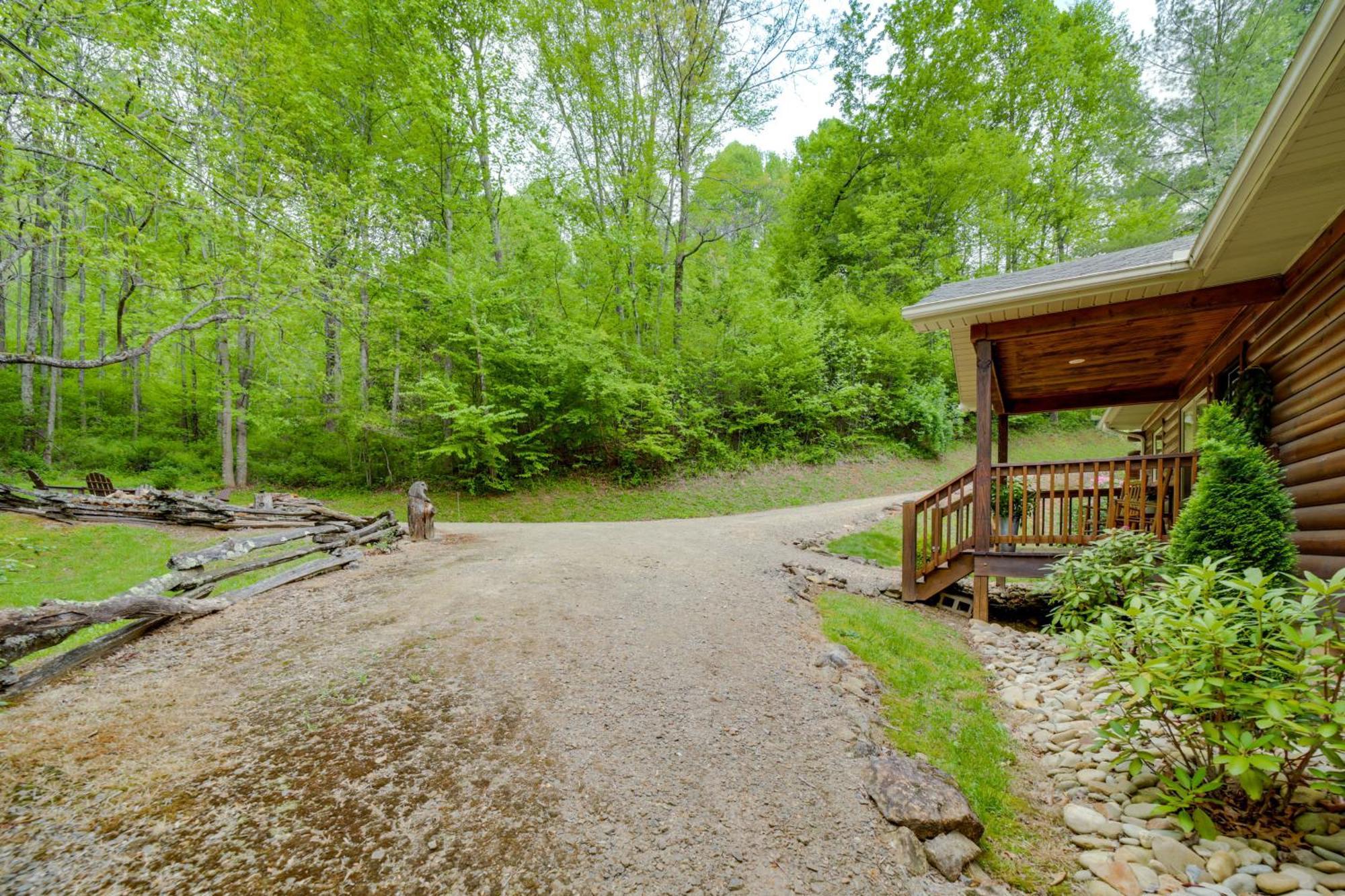 Peaceful Smoky Mountain Cabin With Deck And Fire Pit! Waynesville Exteriér fotografie